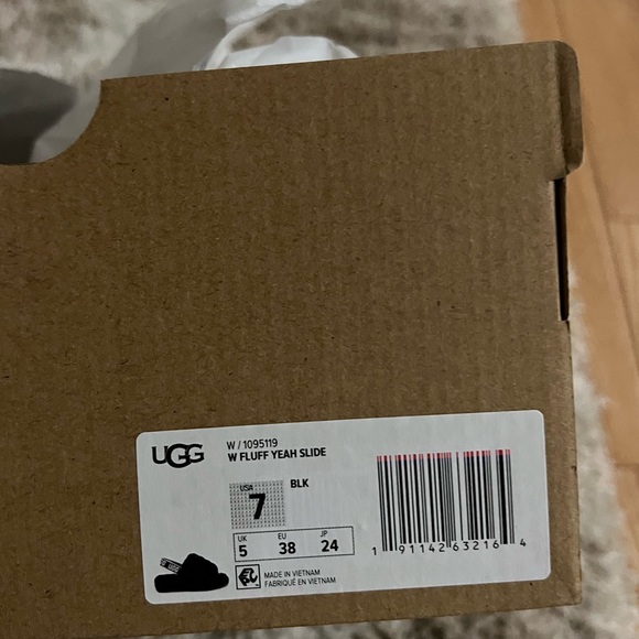UGG Fluff Yeah slide flat sandals in black - Picture 12 of 12
